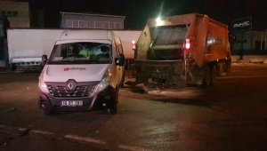 Bursa'da servis aracı ile çöp kamyonu arasında sıkışan işçi yaralandı
