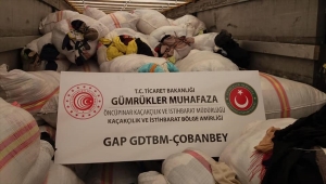 Çobanbey Sınır Kapısı'nda Suriye'ye beyana aykırı şekilde götürülmeye çalışılan 11 tondan fazla elbiseye el konuldu