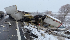 Çorum'da 3 aracın karıştığı trafik kazasında 1 kişi öldü, 2 kişi yaralandı