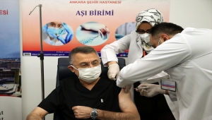 Cumhurbaşkanı Yardımcısı Oktay, Kovid-19 aşısı yaptırdı: