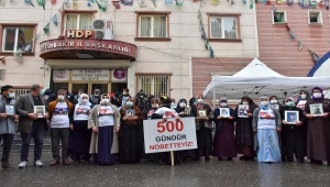 Diyarbakır anneleri oturma eyleminin 500'üncü gününde HDP önüne siyah çelenk bıraktı