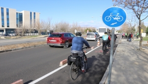 Edirne'de akademisyenler ve sporcular "engelsiz üniversite" sloganıyla pedal çevirdi