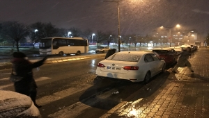 Edirne'de vatandaşlar kar top oynayarak kar yağışının keyfini çıkardı