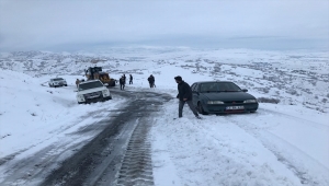 Elazığ'da karda mahsur kalan 15 kişi kurtarıldı