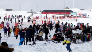 Erciyes Kayak Merkezi'nde hafta sonu yoğunluğu