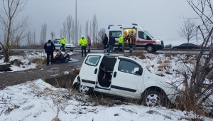 Erzincan'da hafif ticari araç devrildi: 5 yaralı