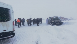 Erzincan'da karla mücadele ekipleri cenazelerini defnedemeyen köylülerin yardımına koştu