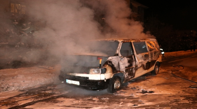 Erzurum'da park halinde yanan hafif ticari araç kullanılamaz hale geldi