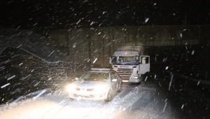 Erzurum ve Erzincan'da kar ve tipi ulaşımda aksamalara yol açıyor