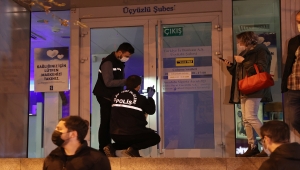 Esenler'de ATM'nin kartını yutmasına sinirlenen kişi bankanın camını kırdı