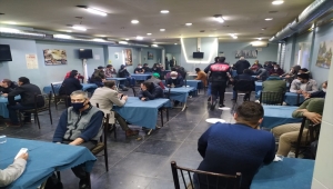 Eskişehir'de kumar oynanan dernek binasındaki 65 kişiye para cezası