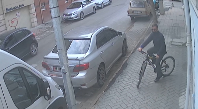 Eskişehir'de tanınmamak için gözlük ve şapka takan bisiklet hırsızı polisten kaçamadı