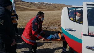 Felahiye'de devrilen iş makinesinin yaralanan operatörünü, çamurlu araziden UMKE personeli kurtardı