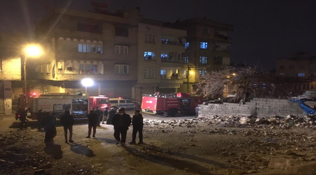 Gaziantep'te metruk bina çöktü, 2 kişi enkazdan yaralı kurtarıldı