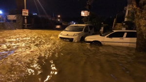 GÜNCELLEME 2 - İzmir'de sağanak, sel ve su baskınlarına neden oldu
