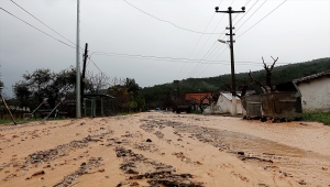 GÜNCELLEME 2 - Manisa'da sağanak, su baskınlarına neden oldu