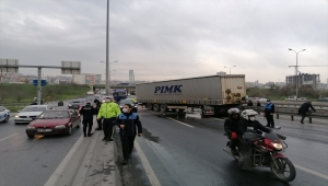 GÜNCELLEME - Beylikdüzü'nde bariyerlere çarpan tırın sürücüsü yaralandı