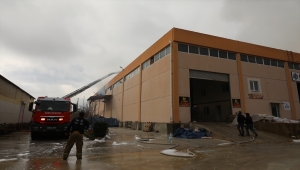 GÜNCELLEME - İzmir'de depoda çıktıktan sonra 2 fabrikaya sıçrayan yangın kontrol altına alındı