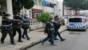 GÜNCELLEME - İzmir'de yaşlı adamı dolandırdıkları iddiasıyla aranan 2 zanlı yine para isteyince yakalandı