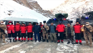 Hakkari'de çığ düşmesi nedeniyle dağdan dönemeyen besici kardeşler kurtarıldı