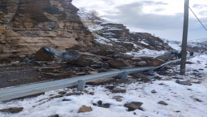 Hakkari'de dağdan kopan kaya parçalarının kapattığı yol ekiplerin çalışmasıyla açıldı
