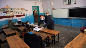 Hayırsever iş insanı kapı kapı gezerek ihtiyaç sahibi öğrencilere tablet ulaştırıyor