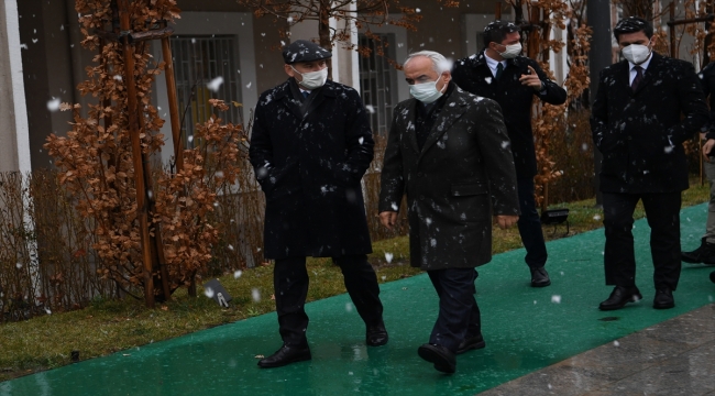 İçişleri Bakanı Soylu "karda yürüyüş" fotoğraflarını paylaştı