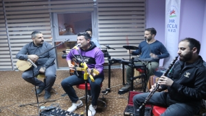 Iğdırlı gençler "evde kalanları" çevrimiçi konserlerle eğlendiriyor