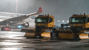 İstanbul Havalimanı'ndaki uçuşlar kar yağışına rağmen sürüyor