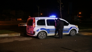 İzmir'de kısıtlamayı ihlal edip polisin "dur" ihtarına uymayan 3 kişi yakalandı