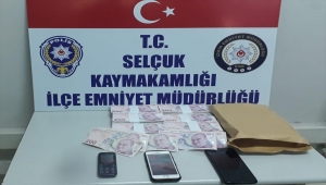 İzmir'de yaşlı adamı dolandırdıkları iddiasıyla aranan 2 zanlı yine para isteyince yakalandı