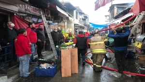 İzmir'deki Kemeraltı Çarşısı'nda bir binada çıkan yangın söndürüldü