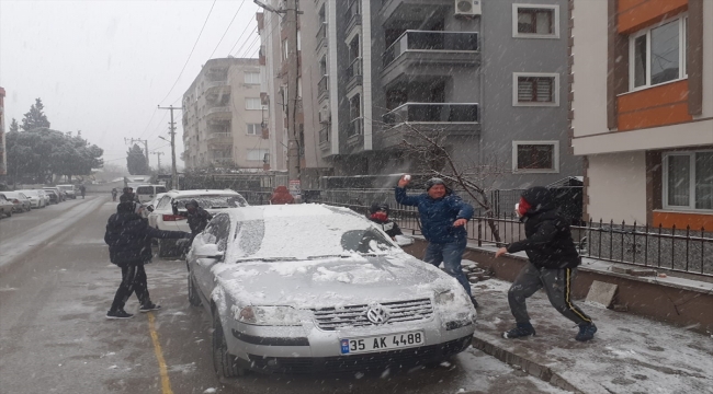 İzmir'in yüksek kesimlerinde kar yağışı etkili oluyor