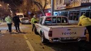 Kahramanmaraş'ta otomobil park halindeki 4 araca çarparak devrildi: 2 yaralı