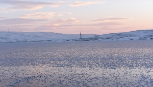 Kars'ta baraj gölü yüzeyi dondu