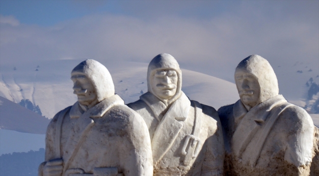 Kars'ta hayata geçirilecek kardan şehit heykellerinin yapımına başlandı 