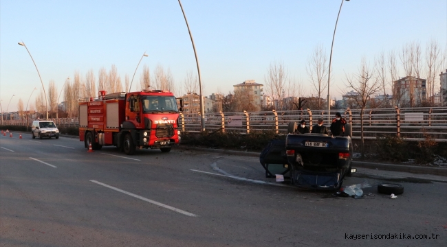 Kayseri'de ağaca çarpıp devrilen otomobildeki 2 kişi yaralandı