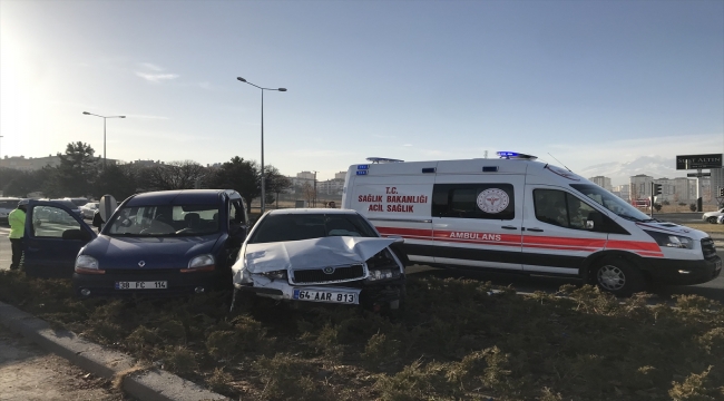 Kayseri'de otomobil ile hafif ticari araç çarpıştı: 4 yaralı
