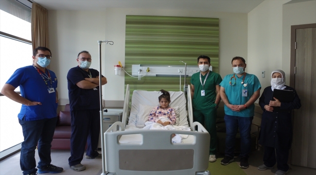 Kayseri Şehir Hastanesinde "Mis-C" teşhisi konulan çocuğa doktorundan flütlü konser
