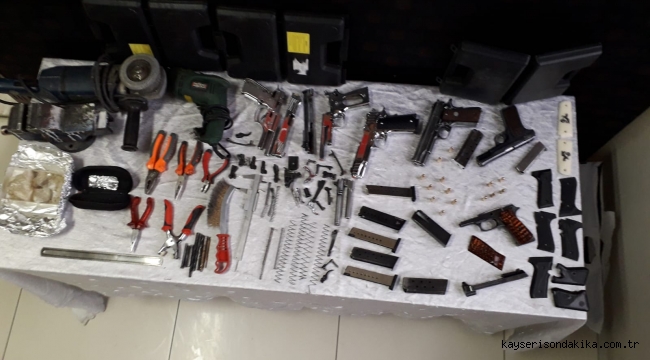 Kayseri Son Dakika: Bodrum katta kurusıkı silahların namlusunu açarak piyasaya süren 2 kişi yakalandı