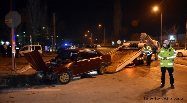 Kayseri Son Dakika: Otomobil sivil polis aracına çarptı: 1 yaralı