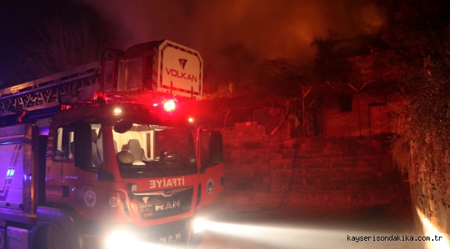 Kayseri, Talas'ta cami bahçesinde çıkan yangın söndürüldü
