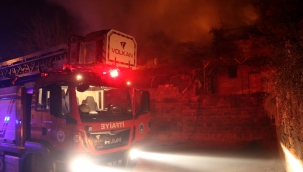 Kayseri, Talas'ta cami bahçesinde çıkan yangın söndürüldü