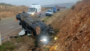 Kilis'te devrilen otomobildeki bir kişi öldü, 4 kişi yaralandı