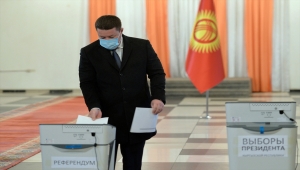 Kırgızistan'da halk erken cumhurbaşkanlığı seçimleri ve ülkenin yönetim şeklini belirlemek için sandık başına gitti