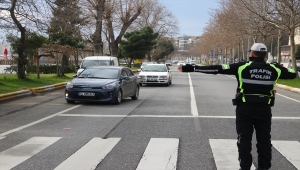 Kısıtlamayı ihlal edip yakalanınca "Çocuk ağlıyordu gezdirmeye çıkardık" savunması yapan 4 kişiye ceza 