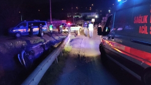 Kocaeli'de dereye devrilen otomobil sürücüsü yaralandı