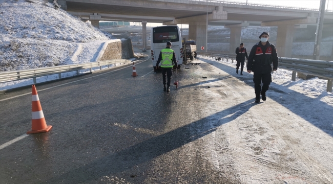 Kocaeli'de turistleri taşıyan midibüs tıra çarptı: 10 yaralı