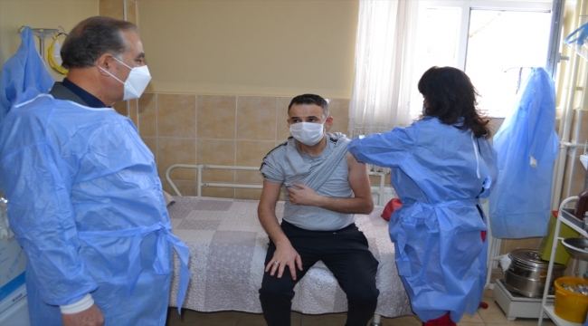 Malatya'da huzurevi ve bakımevlerinde Kovid-19 aşısı uygulanıyor 