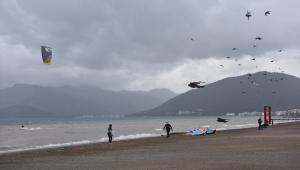 Marmaris'te adrenalin tutkunlarının keşişlemede sörf keyfi